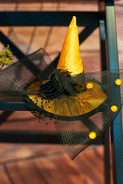 带黑色蝴蝶结的黄色帽子图片下载