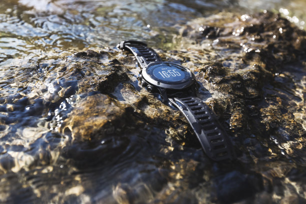 防水运动手表水下。游泳健身追踪器图片下载