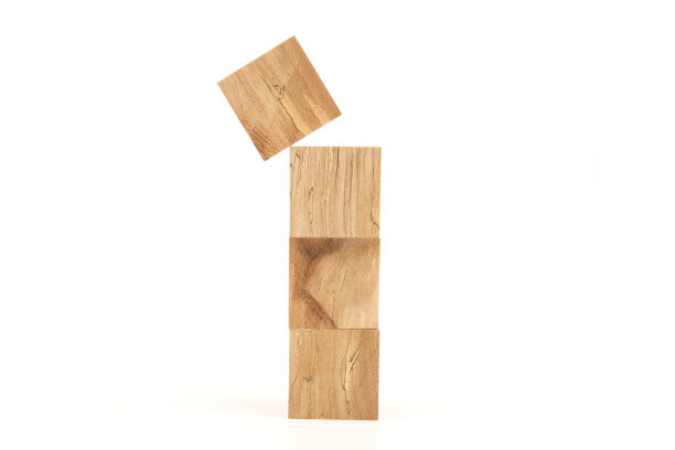 木质背景上的空白木块。图片下载