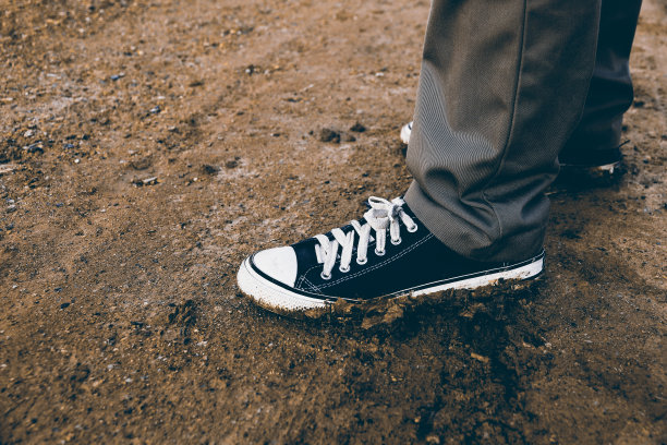 复古风格的脏运动鞋图片下载