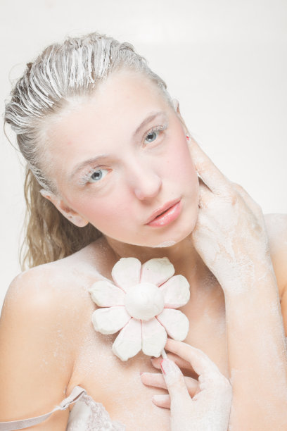 漂亮女孩吃棉花糖的肖像。艺术照片。糖粉图片下载