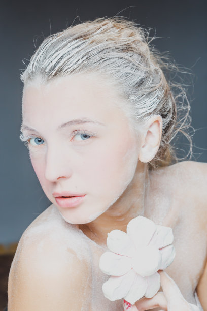 漂亮女孩吃棉花糖的肖像。艺术照片。糖粉图片下载