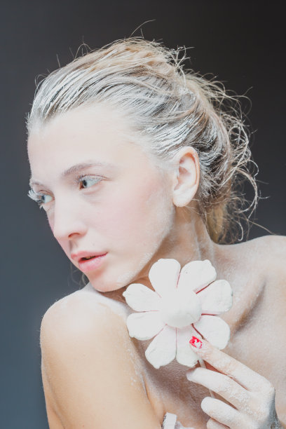 漂亮女孩吃棉花糖的肖像。艺术照片。糖粉图片下载