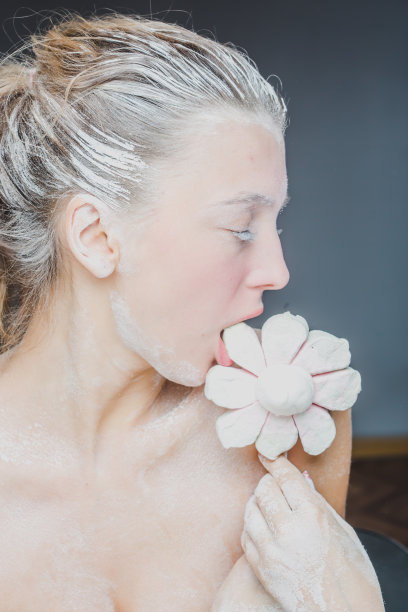 漂亮女孩吃棉花糖的肖像。艺术照片。糖粉图片下载