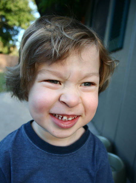 吵闹的男孩图片下载