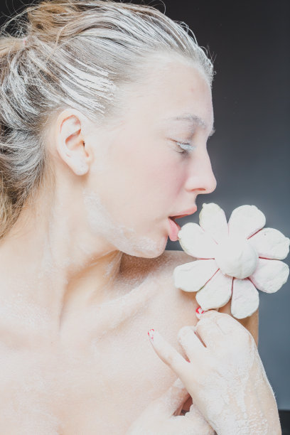 漂亮女孩吃棉花糖的肖像。艺术照片。糖粉图片下载