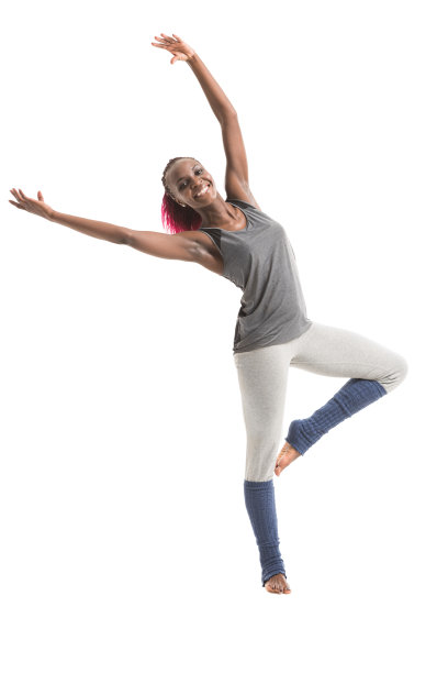 年轻的非洲妇女在练习跳舞图片下载