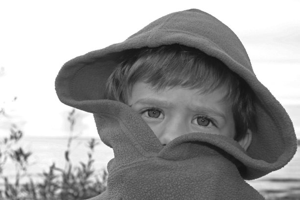 穿连帽衫的小男孩图片下载