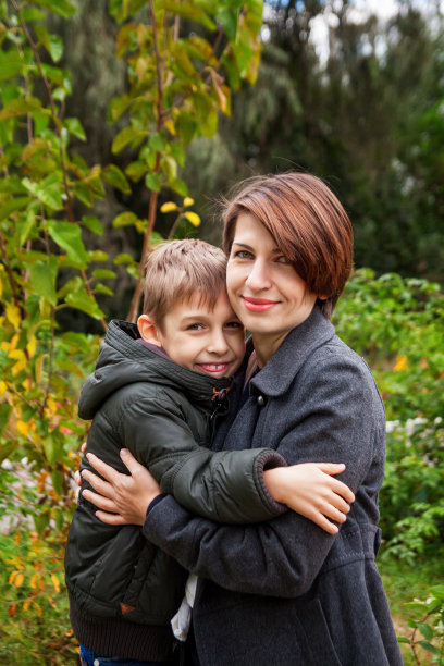 母子在公园里拥抱图片下载