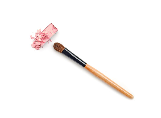 用刷子把眼影刷成白色。图片下载