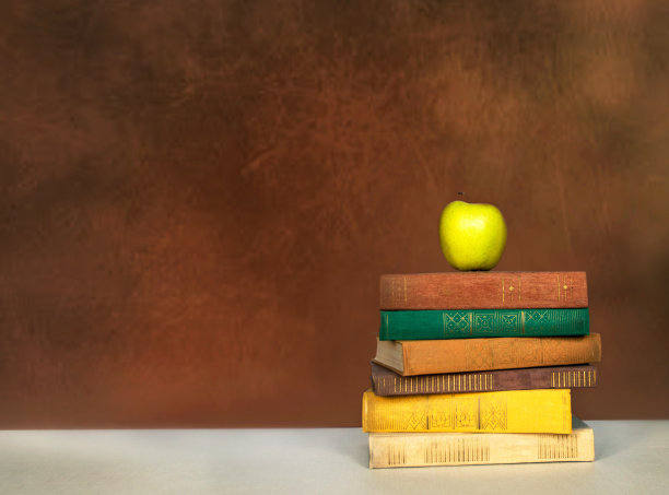 书放在一张木桌上。图片下载