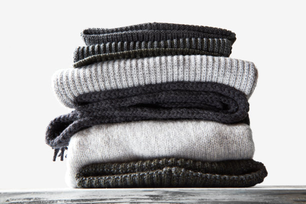 堆叠的黑色和灰色针织毛衣图片下载