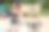 女孩在游泳池边遥控无人机图片下载