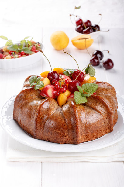 裸蛋糕损坏了新鲜的水果和浆果图片下载