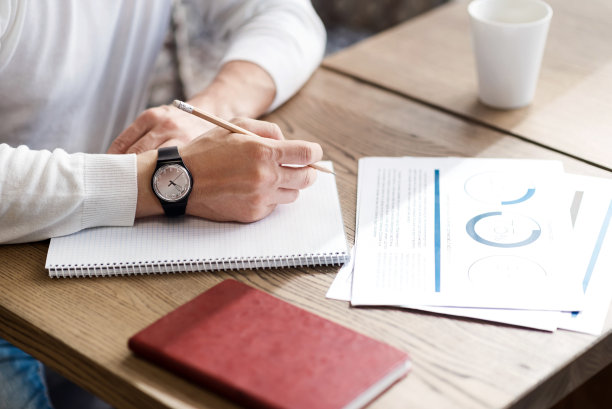 男子谈话笔记的特写图片下载