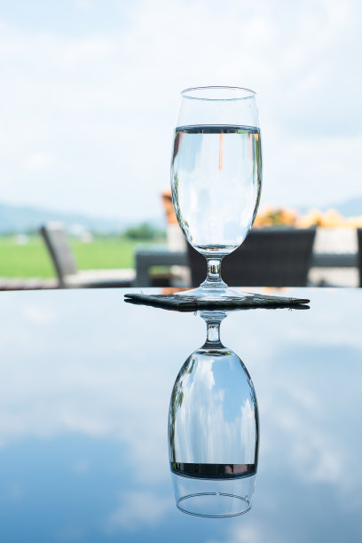 自然背景下的一杯水。图片下载