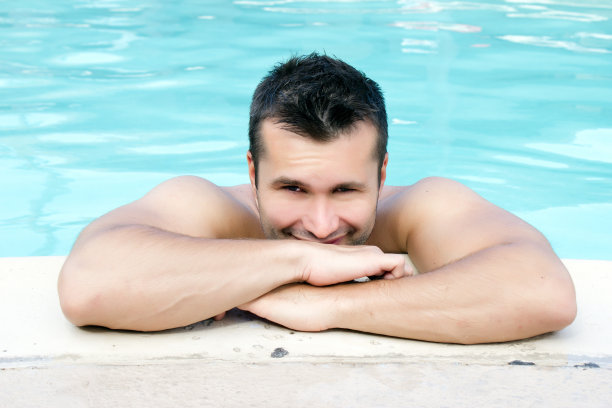 游泳池里的帅哥图片下载