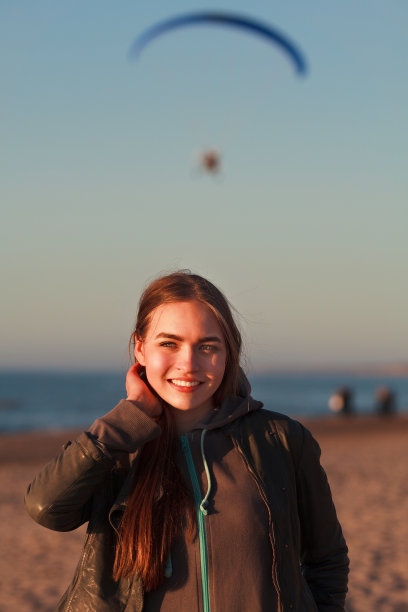 微笑的年轻美女图片下载