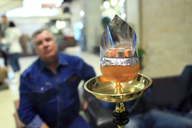 炭火在一碗橙色的蝻钩上图片下载