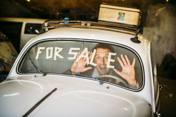 汽车展厅里的推销员图片下载