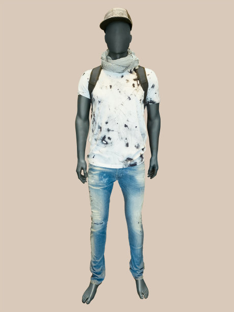 穿着t恤和牛仔裤的男性人体模型。图片下载