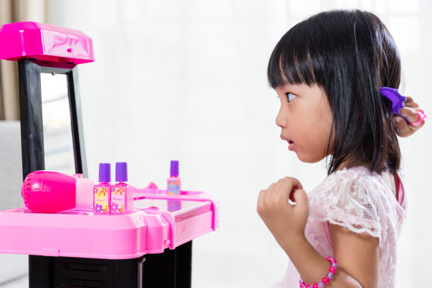 亚洲华人小女孩玩化妆玩具图片下载
