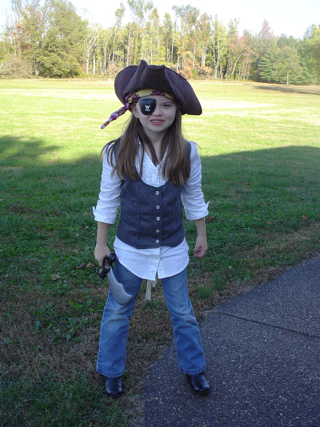 年轻的女孩拿着剑当海盗图片下载