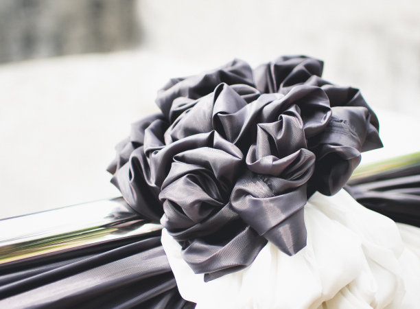 葬礼黑色蝴蝶结，复古色调图片下载
