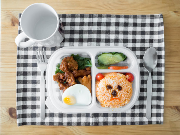 可爱的午餐套装。图片下载