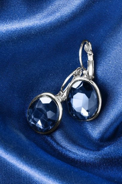 耳环在丝绸上图片下载