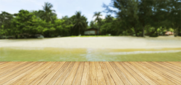 木阳台对美丽的海景图片下载