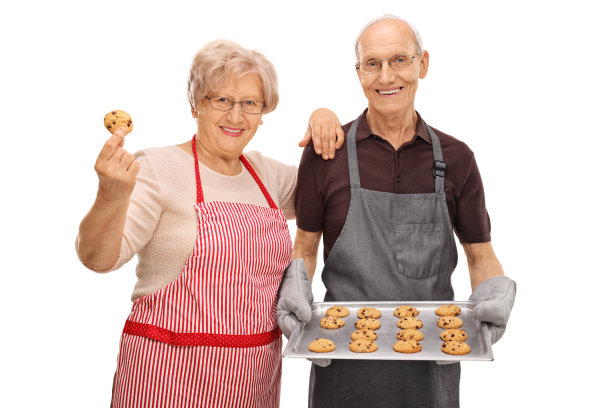 夫妇和新鲜出炉的饼干图片下载
