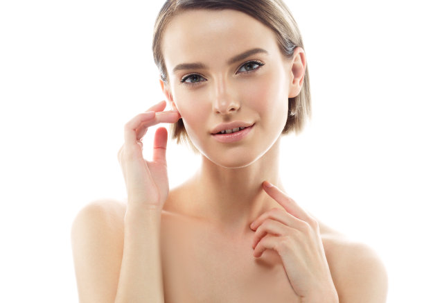 美丽女人的脸与完美的皮肤肖像。孤立在白色的。图片下载