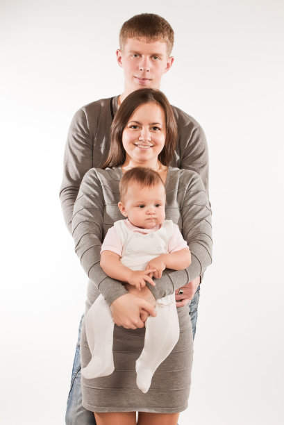 幸福的家庭和孩子在白色背景下摆姿势图片下载