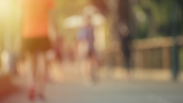模糊了许多在公园里为医疗保健跑步的人图片下载