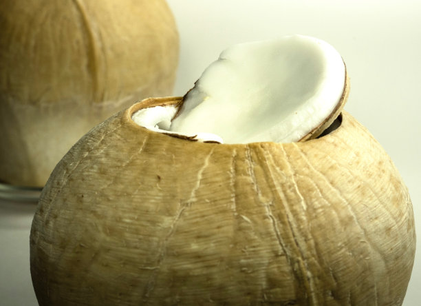 特写:椰子壳和肉在白色的背景图片下载