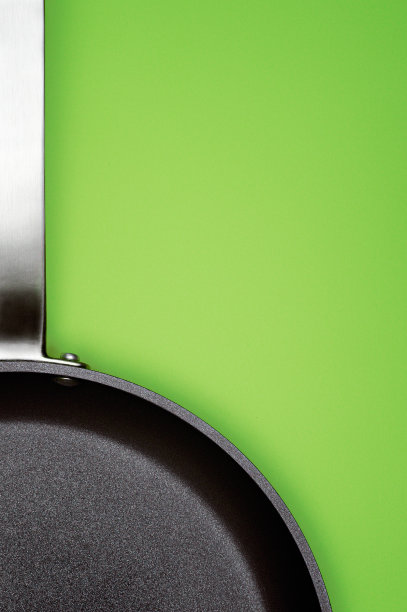 空煎锅在绿色背景图片下载