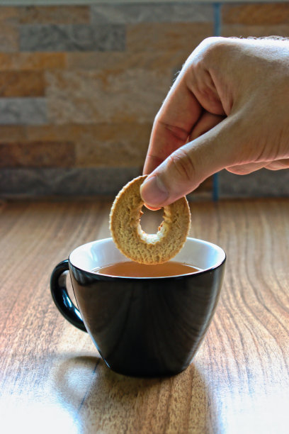 把饼干蘸到茶里图片下载