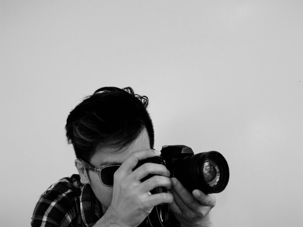 摄影师在拍摄位置的黑白色调图片下载