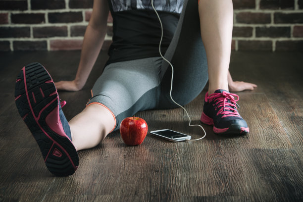 健身后听音乐吃苹果休息一下图片下载