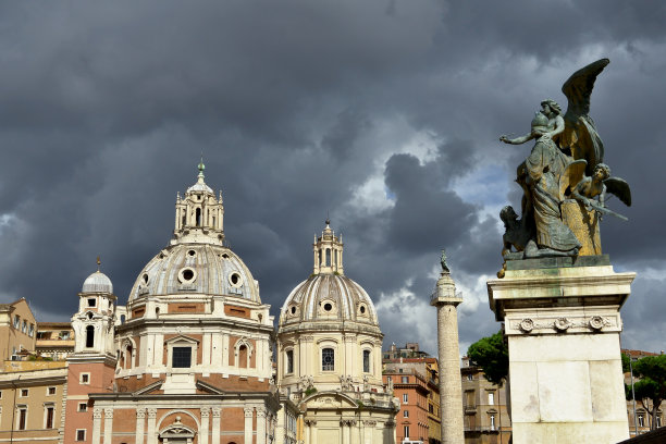 罗马的双子教堂和云彩图片下载
