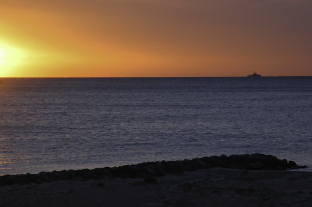 金色日落中的船图片下载