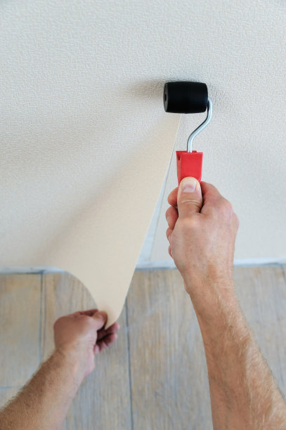 工人粘贴壁纸。图片下载