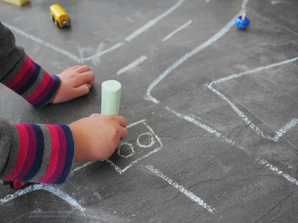 粉笔小孩的街道交通图片下载