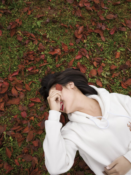 笑着的女孩图片下载
