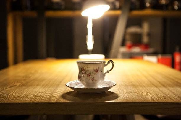 桌上的古董咖啡杯图片下载