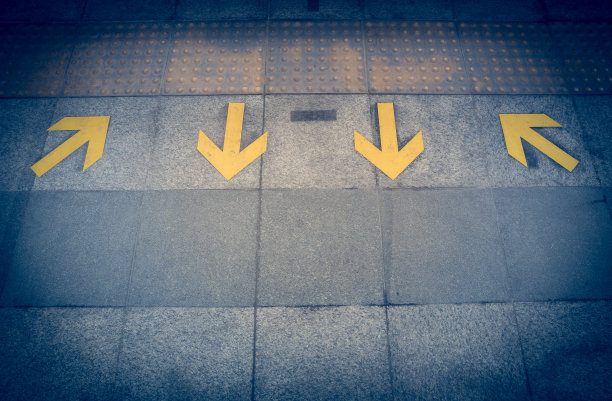 天空火车站地板上的黄色箭头标志图片下载