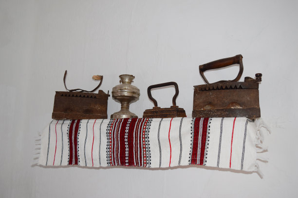 木头地板上的旧熨斗图片下载