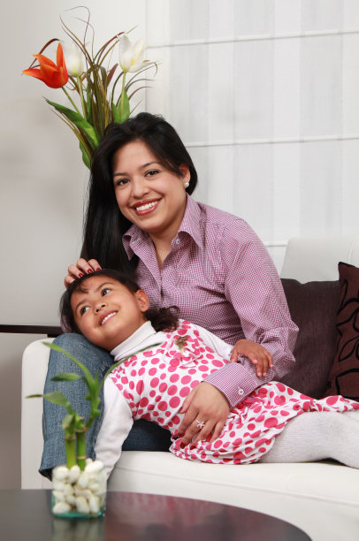 母亲和女孩在客厅微笑图片下载