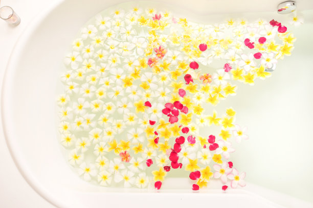 充满鸡蛋花的温泉浴可以让你放松图片下载